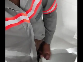 Trabalhador cola&ccedil;&atilde;o a rola pra fora do uniforme e come&ccedil;a a bater uma e come&ccedil;a a bater uma