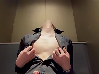 公衆トイレで乳首イキ