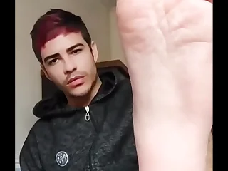 Will mostrando os pes de cueca