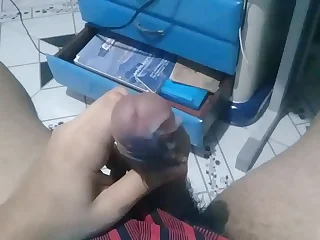 NOVINHO MORENO DOTADO BATENDO UMA E GOZANDO GOSTOSO