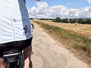 &Scaron;ortky na kole ve kter&yacute;ch p&ecaron;kn&ecaron; v&ecaron;tr&aacute; penis&comma; varlata a zadek&period; Zep&rcaron;edu je vid&ecaron;t obrys penisu a zezadu prosv&iacute;t&aacute; zadek&period; Celkov&yacute; pohled 360 stup&ncaron;&uring; ko